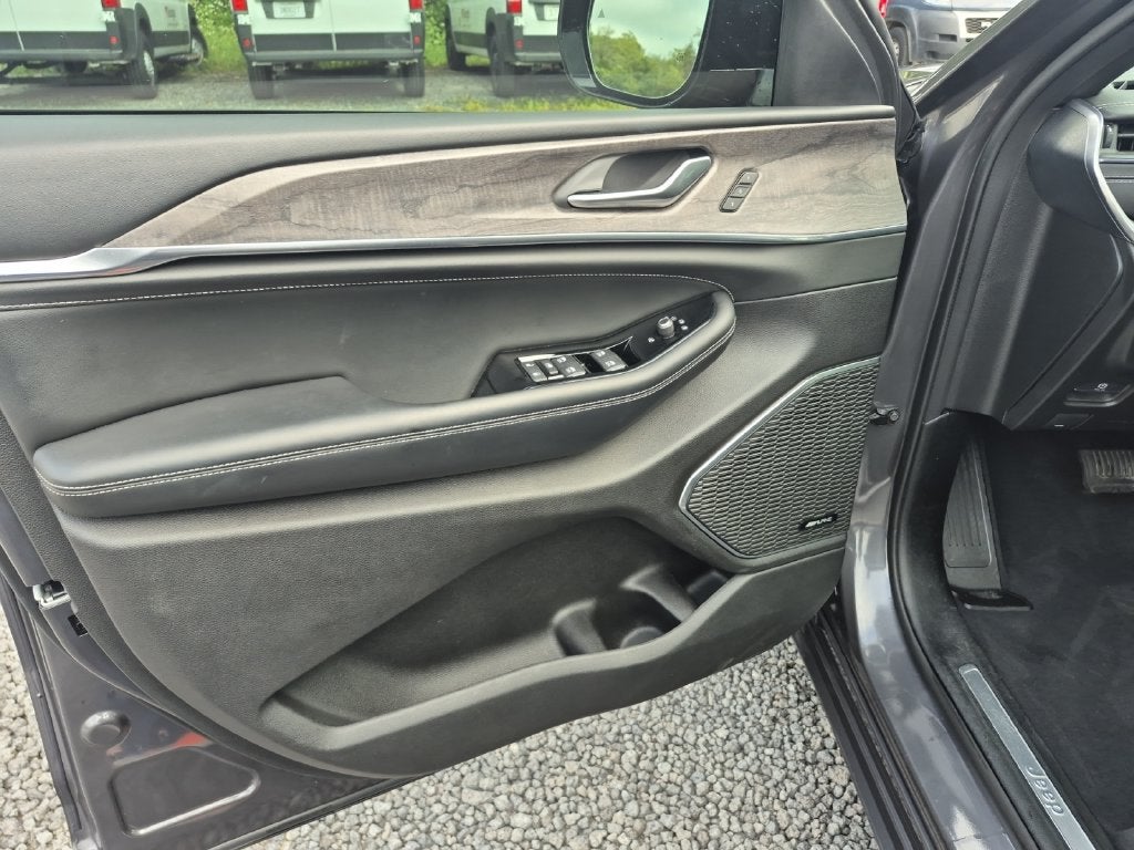 2023 Jeep Grand Cherokee Overland 4x2