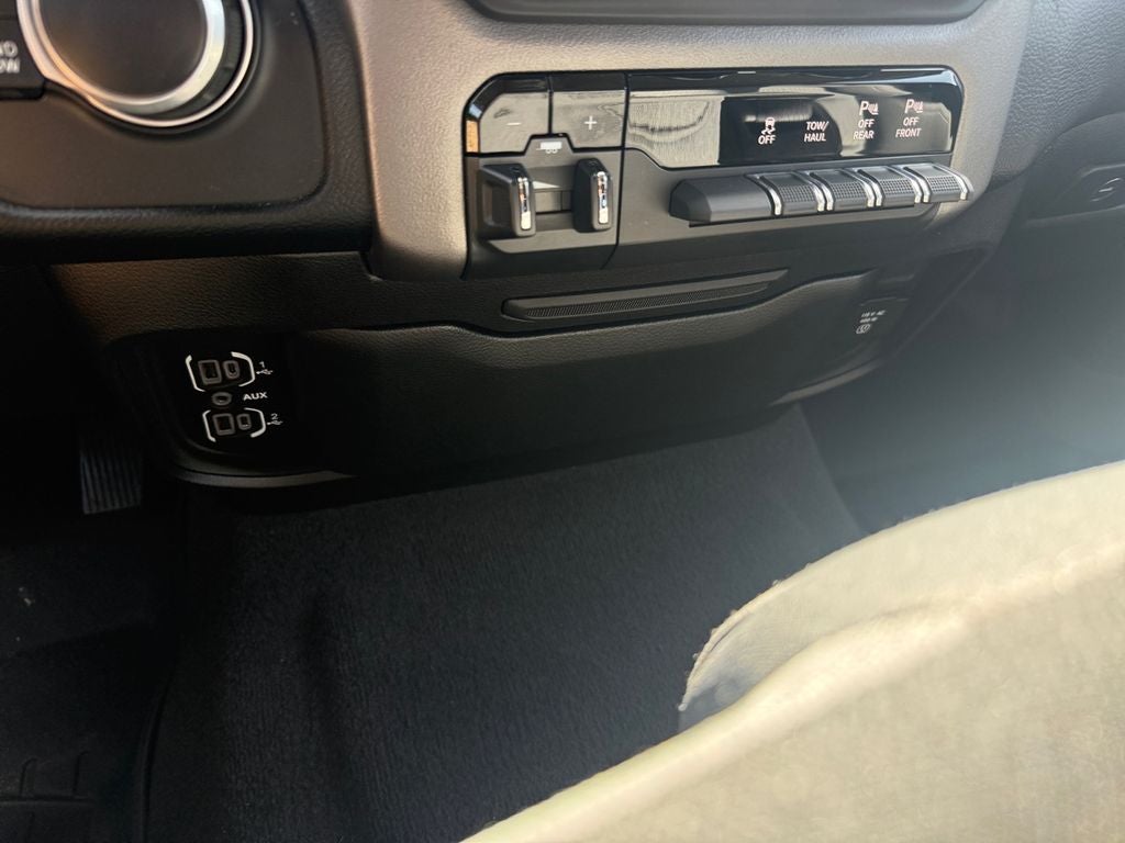 2020 RAM 1500 Big Horn Quad Cab 4x4 6'4' Box