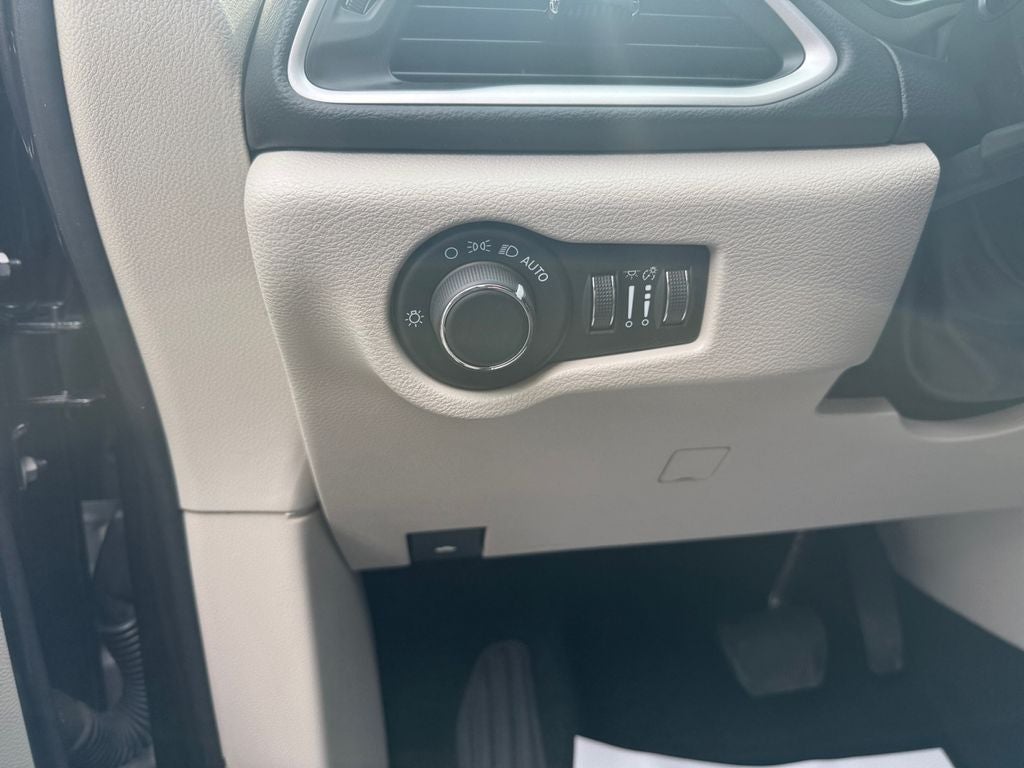 2023 Chrysler Voyager LX