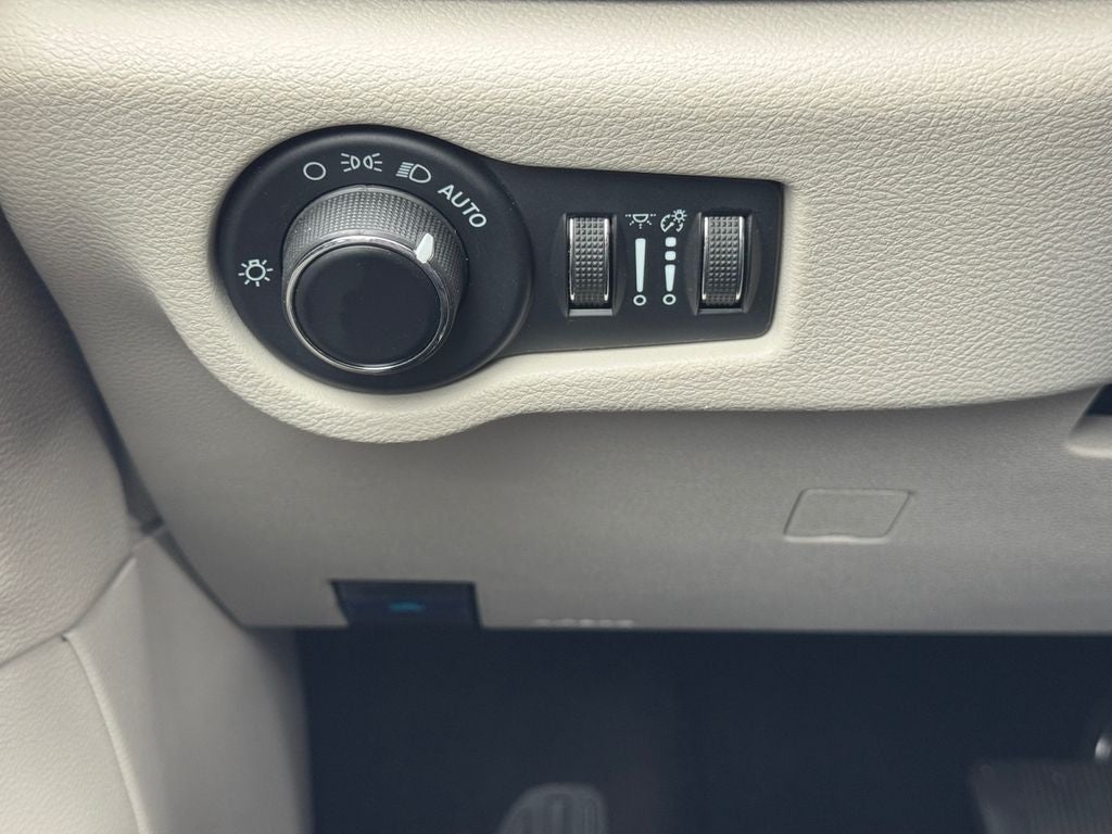 2023 Chrysler Voyager LX